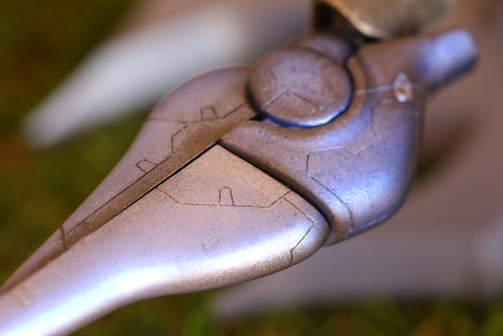 【クロー】
全体的にそれっぽいスジボリを追加。
やっぱり１番のセールスポイントは、この「蟹のような爪」だと思いますので、ここは目立つかな、と。ウェザリングも、もっとしても良かったのかも。
敵機を掴むと、塗装は剥げますからね。