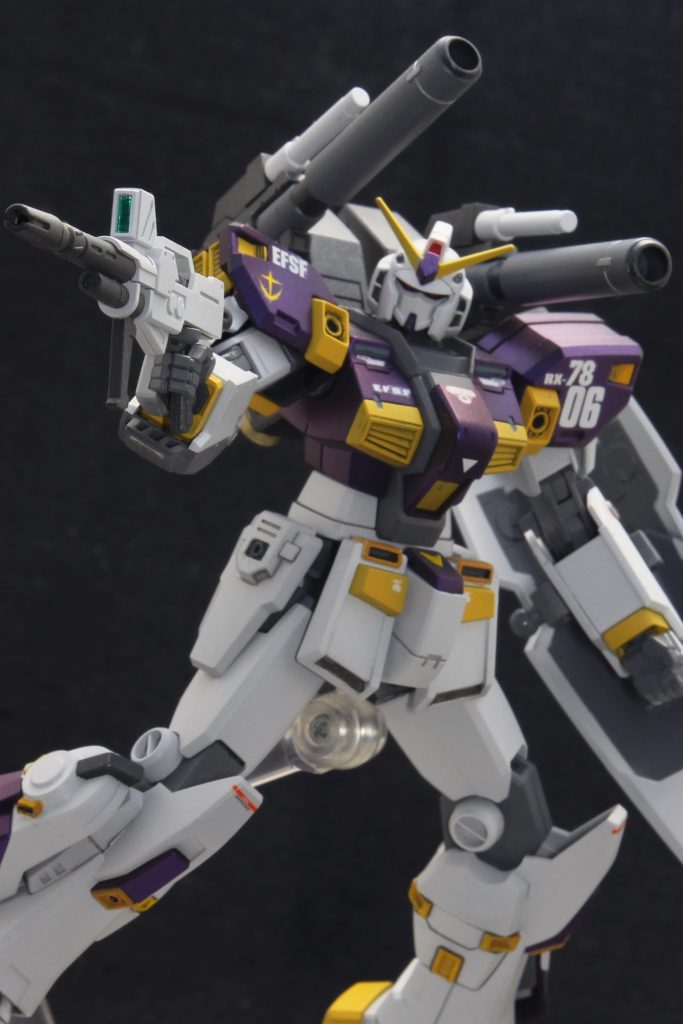 ビームライフルはやっぱこれが好きです。
専用ビームライフルも好きなんですが陸ガンビームライフルが神、センスの塊、かっこ良過ぎる。
ほんとなら全部グレーだった気がしますが、ホワイトはそのままにしてます。
合わせ目消して塗り分けするためにあとハメ加工もしてみました。