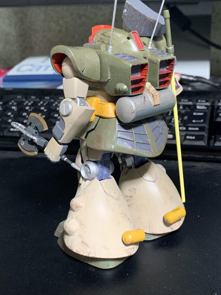 カバーの着いたジャイアントバズ、ヒートトマホークが特徴。
実にジオン的で素直な装備。