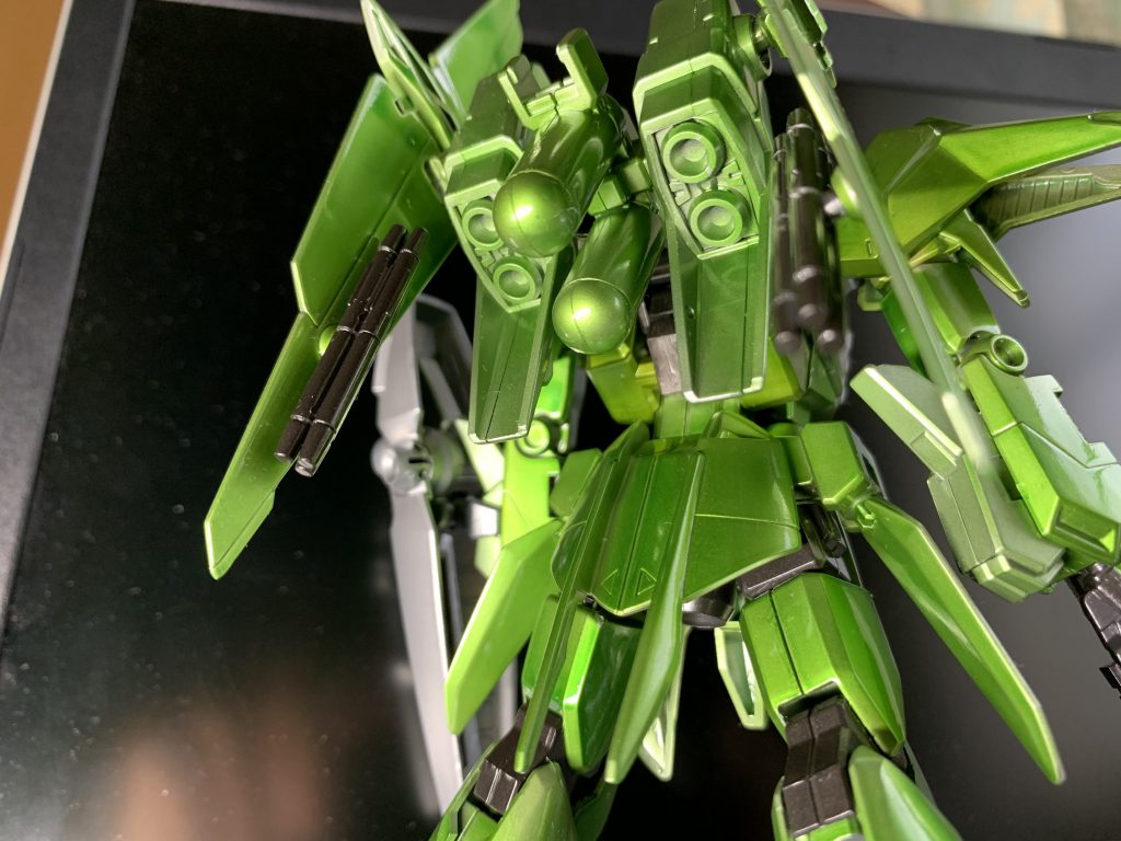 この機体は背中がとてもカッコいいですね
ゴツゴツしていて好みの感じです