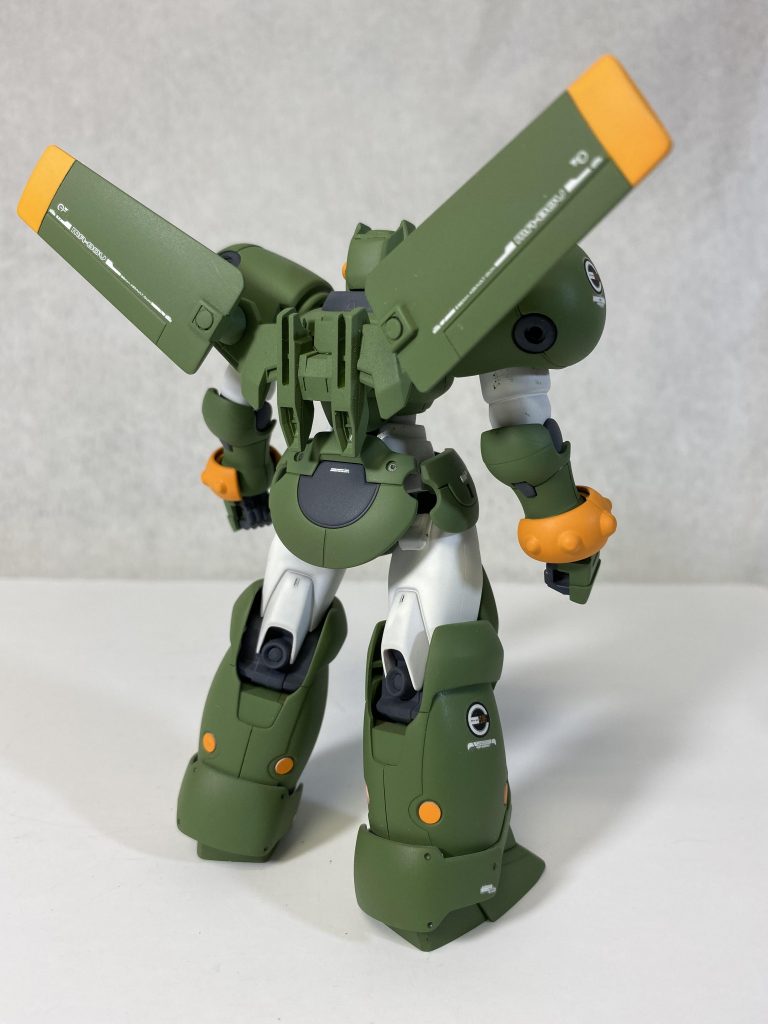 前後から
頭部と背中のウイング以外はまんまデスアーミー
です。 腰は前後逆にしてます。
無駄にマッシブ!!
緊急通信!!ガンプラ怪獣が出現!!直ちに発進せよ!