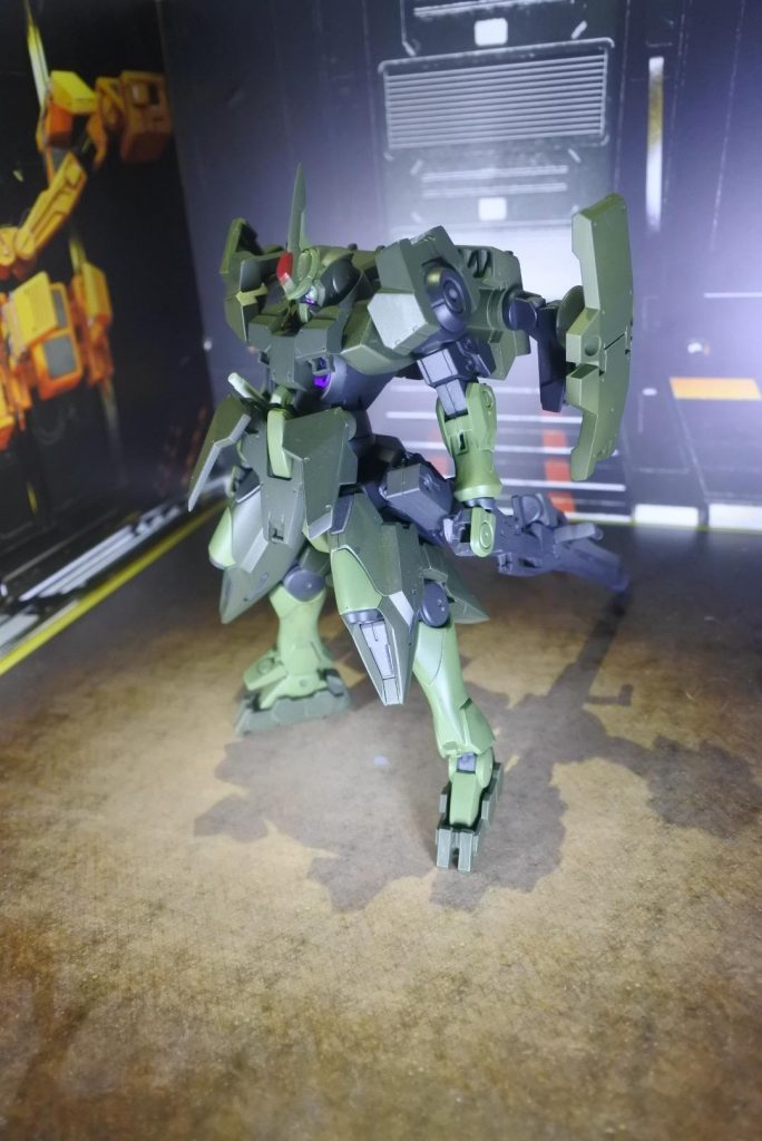 GNX611T/GB バサルトストライカージンクス
本機は地球連邦軍ドイツ方面部隊に配備されている、ストライカージンクス(以後SG)をベースとした改修機である。本機はGNスマートガンを転用したGNハイメガカノンを装備しているが、その膨大な粒子量にSGのままでは運用が困難ということが発覚した為、急遽SGのバックパックを、擬似太陽炉に接続可能な超大型コンデンサに改造。また、SGが担っていたジンクスIVの地上戦データ取得の任務も本機が行っていた。
任務終了後は長らく倉庫でホコリを被っていたが、ELS戦後の地球において、旧人類軍の駒として戦闘に参加していた。
という設定です。