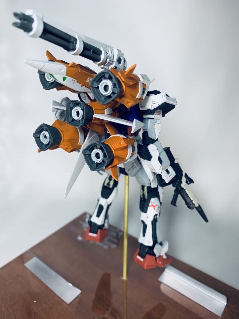 バックショット
一応ガンバレルのバーニアは電飾仕込んでますがちょっとトラブルで今は光らないです。光る写真はしたのガンバレルストライカー単体ので確認してください笑