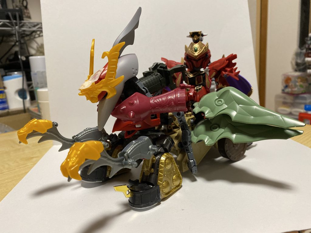 形状は完成して塗装前。完成品はシャンブロの頭部やバインダーの装着方をさらに変えてますが。