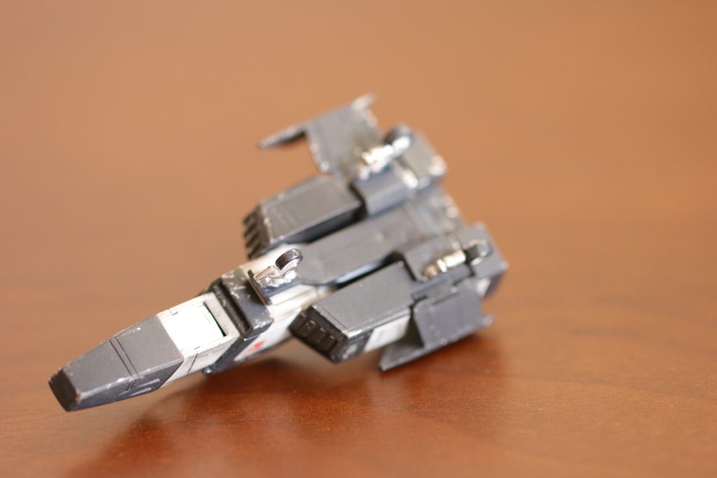 【底面】
いわゆる「裏側」。
こちらには脚をつけています。飛行時はもちろん収納するわけですが、今回は付けたまま撮影。タイヤはちょっと塗るのが手間でした。
何故か元がクリアパーツだったので、まず大まかにグレー➡︎脚をシャインシシルバー➡︎タイヤをグレーという風にしました。
しかし、この「ガンダムマーカーEX シャインシルバー」はすごい!隠蔽力うんぬんじゃなくて、発色もマジでシャインです。