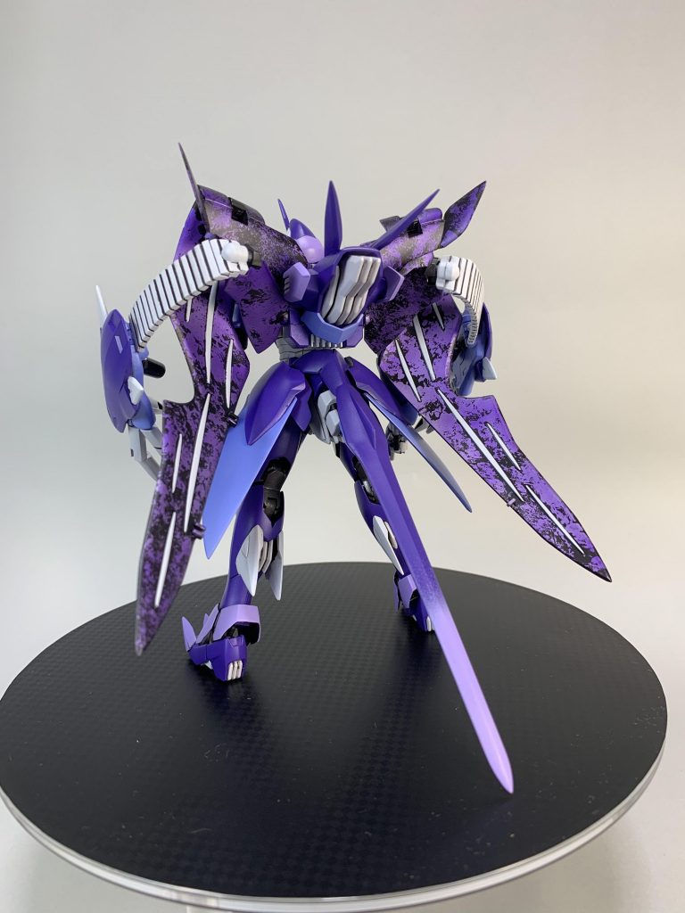 ガンダムジエンドのパーツをゼイドラに合わせ曲面主体になるようヤスリがけしています。