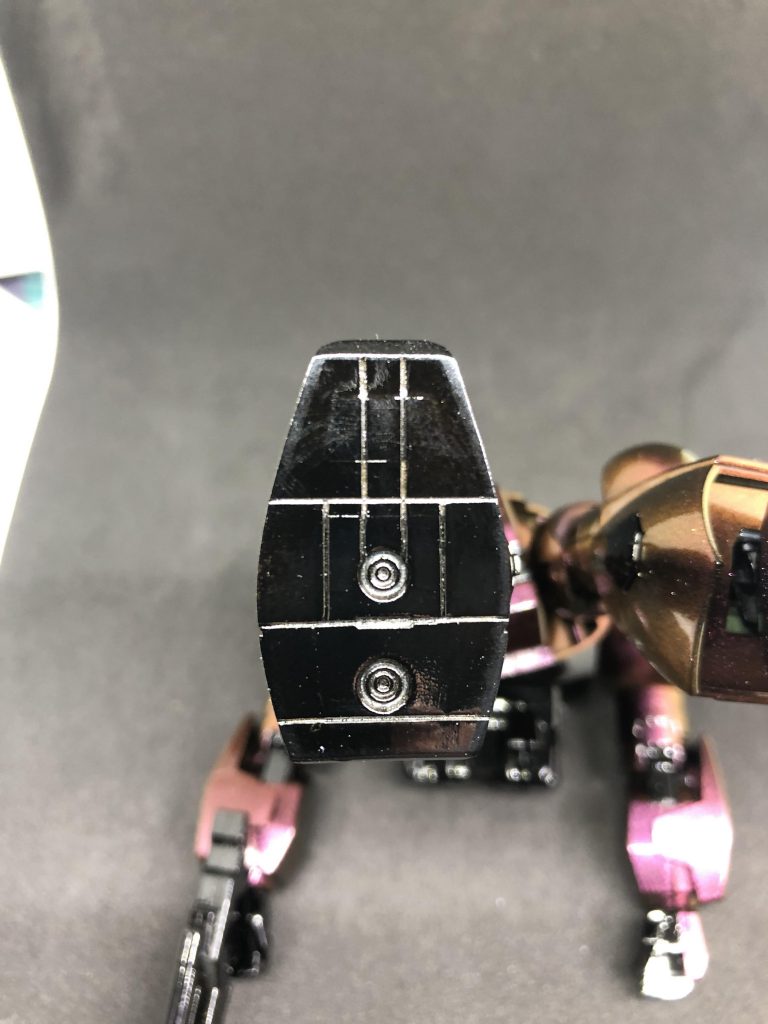 足裏やサイドスカート裏の肉抜き部分はエポパテを使って埋めてみました。勢いあまって形がおかしな感じになっております…