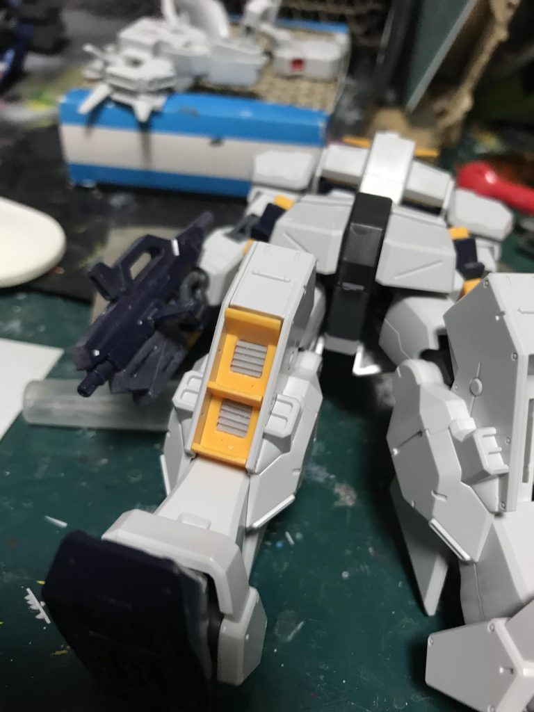 ちょこちょこ改修ポイント、膝と脹脛のバーニアは開口してプラ棒でディテールアップ、あんま目立たなくてがっくし。