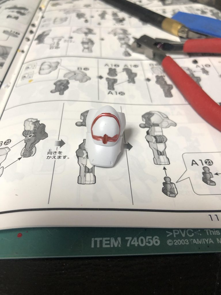 赤いところ。
ガンマカメタレッドで適当に塗り潰してから使い古した600番のスポンジヤスリで、ハミ出したところを乾いてから削り落としてます。消しペンとかでキレイに落ちないので…。