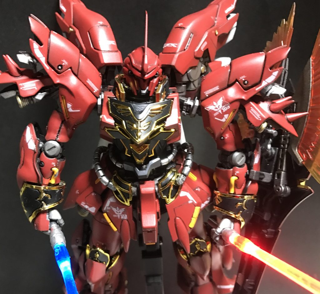 コトブキヤさんのLEDソードを持たせました。
シールドを左前腕に取り付けられますが、どうしても重さで左肩が下がりますね(^◇^;)。