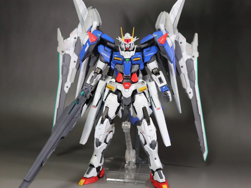 正面。シルエットはフルバーニアンやレッドドラゴンを意識しています。カラーリングは自分の大好きなウイングゼロEWを参考に色をちりばめました。