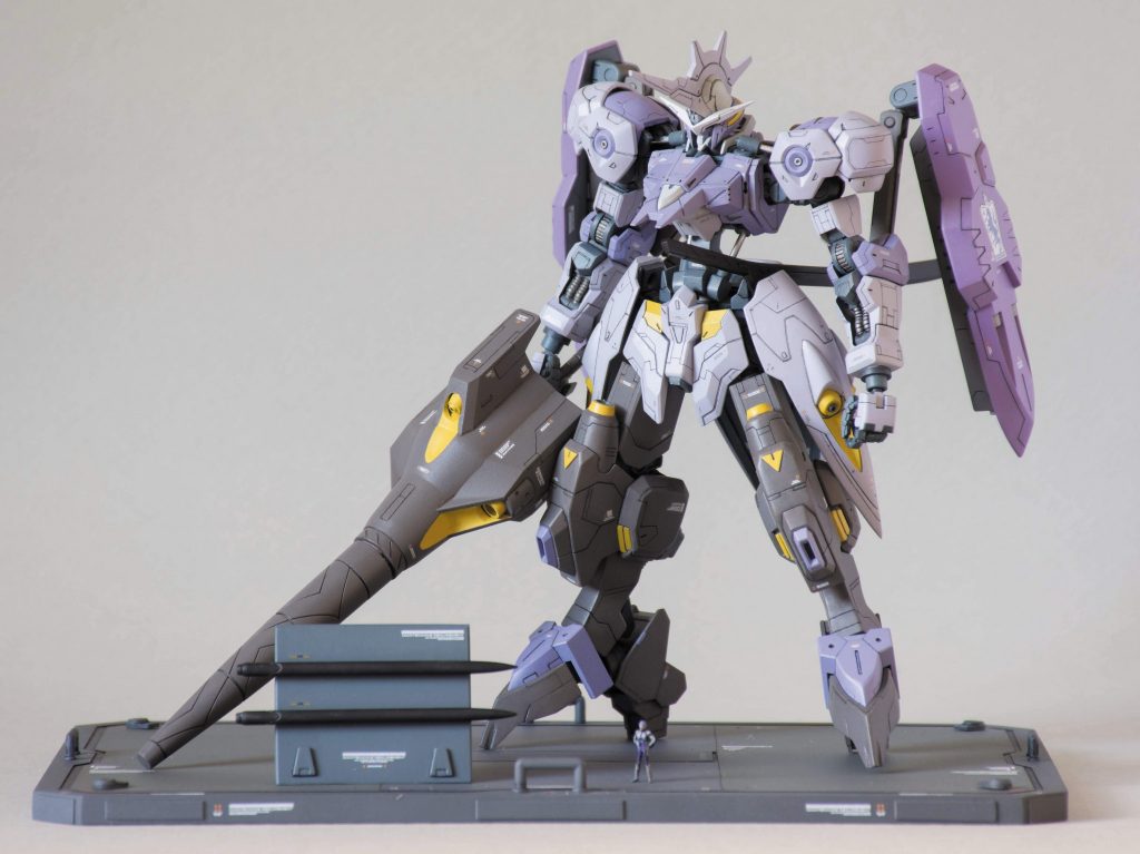 今回は台座とパイロットのガエリオ、そしてダインスレイヴ用特殊弾頭の展示ラックみたいなものも作ってみました。
台座以外すべてシタデルカラー筆塗りです。
本体の青寄りの紫とシールドのピンク寄りの紫の色味が難しく、かなり苦戦しました。
本体は半光沢、武器は光沢を吹いた後つや消しでコートしています。