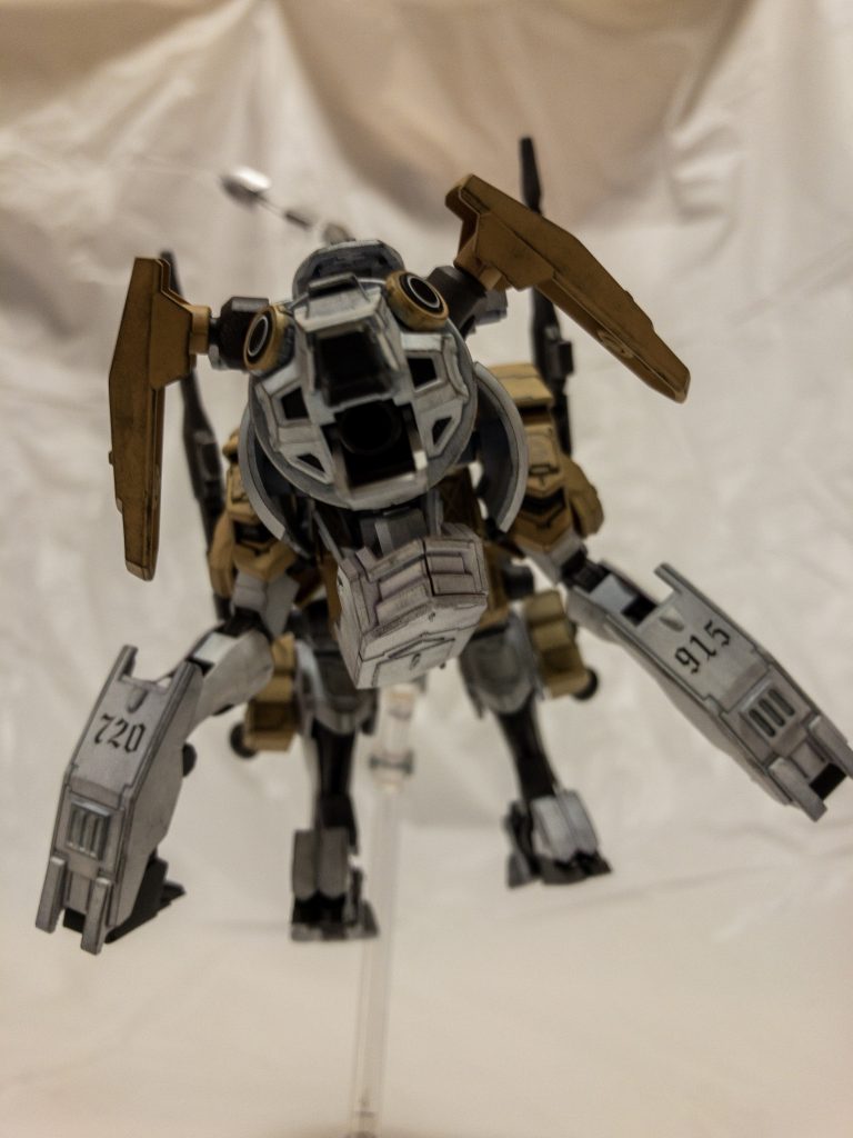 ## 仕上げ

デカールは少なめです。
ニャイアガンダムを参考にして、変形時にキャラクター性を崩さないようにしました。デカール増し増しにすると兵器感が強まってしまうので。
目に白の丸いデカールと肩にホワイトディンゴの部隊章などが主。
シールドの3桁の番号は向かって左が誕生日、右が亡くなった日づけです。
形にして残したいという気持ちの現れですね……これは。