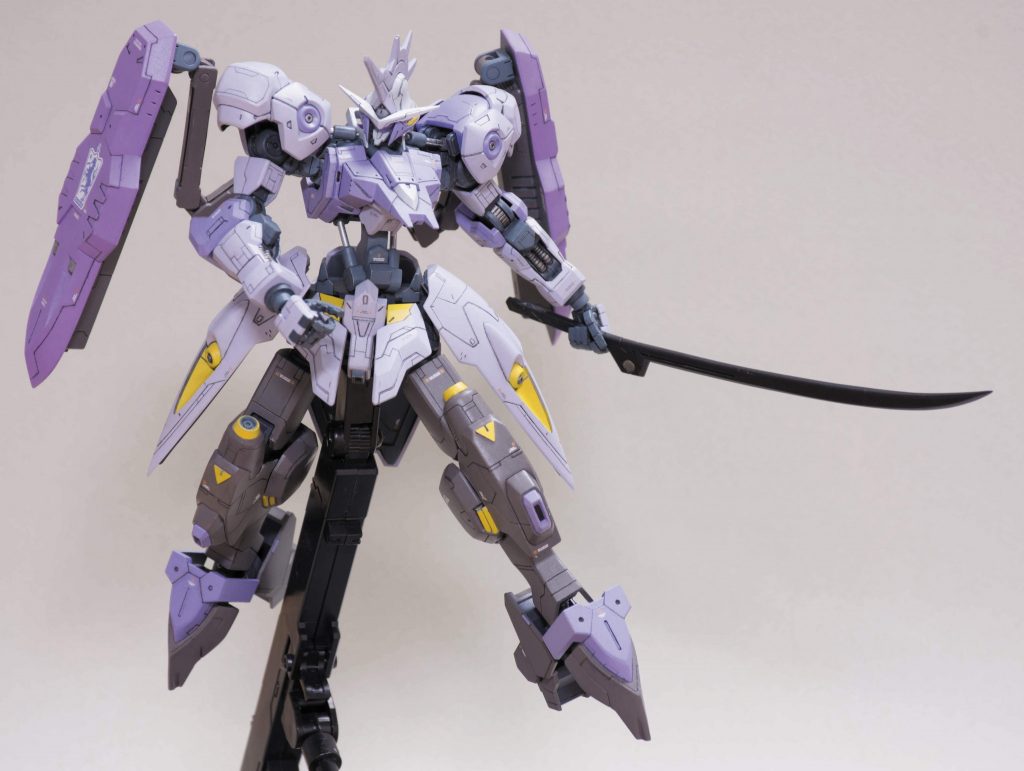 特殊な合金でできているという設定だったので黒で塗装してみました。