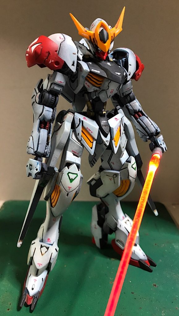 コトブキヤさんのLEDソードを持たせてます。