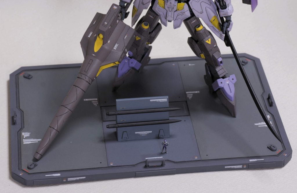 台座のアップです。人間がいるとモビルスーツの大きさが感じられて楽しいですね。