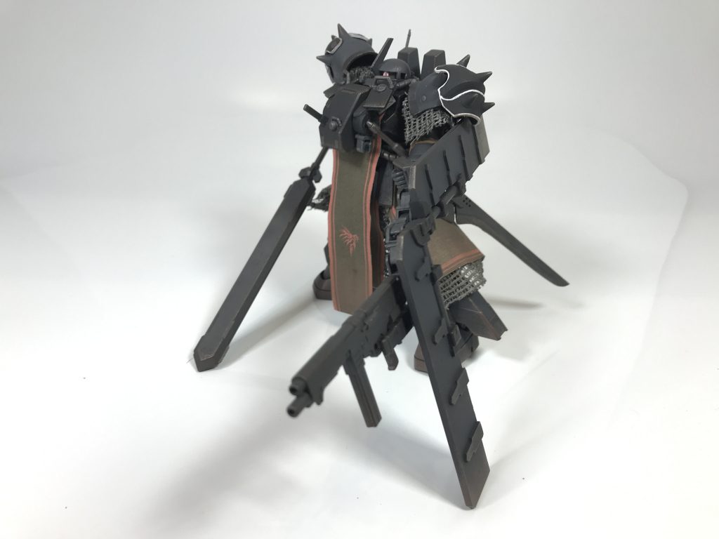 また、このプレートは取り外すことでタワーシールドとして使用することができ、この状態であっても隠し腕として使用することも可能。