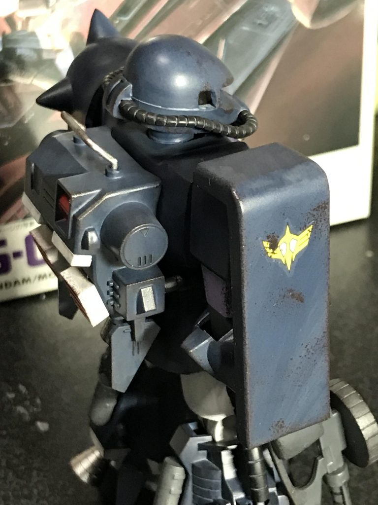 シールドやバックパックの錆びが見えやすい角度で。