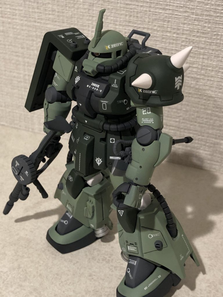 左斜め上から。盾のデカールも非常に上手くいきましたが、この角度も個人的には好きな1枚です。キットが優秀なのでかなり助けられています😊
組換えは以下の通りです↓↓↓
頭部……ジョニーライデン
胸部……ザクIIF型
肩アーマー……ジョニーライデン
腕……ザクIIF型
腰部……ザクIIF型
脚部……ジョニーライデン
足……ザクIIF型
バックパック……ジョニーライデン