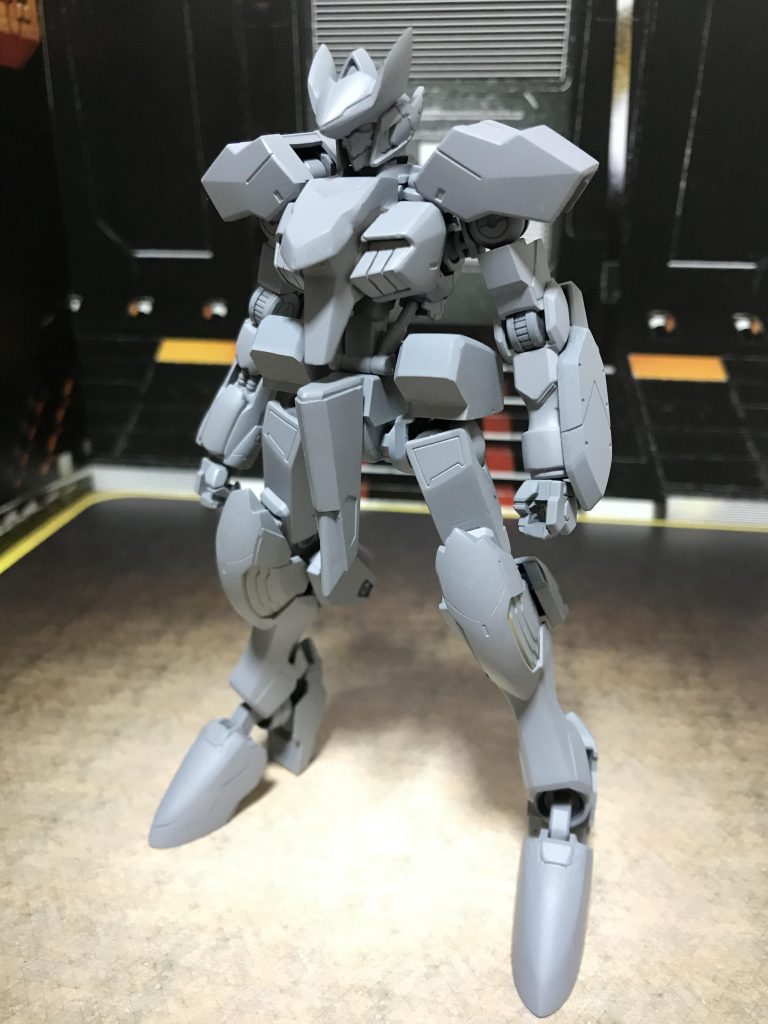 ここからいきなりサフ画です💧
ここに来るまでに肩部､股間部をHGセラヴィーとHGスローネアインから持ってきています｡