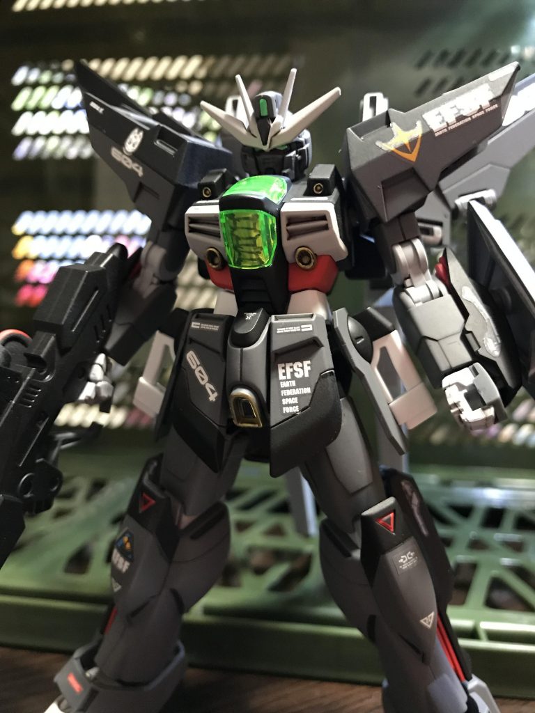 戦略級MS、ガンダムDX マテリアル.バースト
主兵装「マテリアル.バーストキャノン」
その威力はコロニーレーザーに匹敵する。
それだけのエネルギーを補っているのが、特殊戦技教導隊で研究開発され、とある資源衛星のみで採掘される鉱石が使用されている。