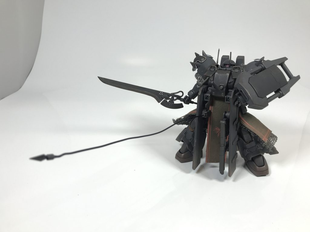 胸部装甲の前部に装備される大型のプレート状の増加装甲は武装のマウントとして利用できる他、装備した武装をそのまま利用することも可能な隠し腕としての役割も持っている。