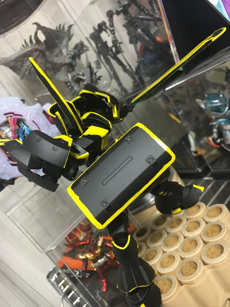 小型の盾:レゴラメントスクード
取り回し重視の盾。メンテ、コストに配慮しかなりシンプルに作られている。但し強度は本物で、小型の艦船の主砲程度であれば難なく防げる。