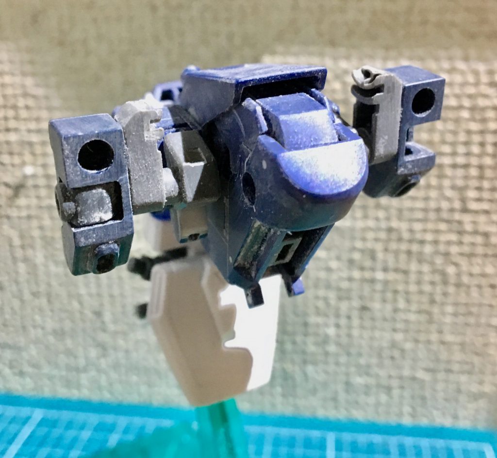 Gホルス搭載に伴い、サテライトキャノンがモロに干渉してしまったため、HGグレイズの腰部ブースターパーツを軸に、ダブルエックスとアメストそれぞれのパーツをドッキング。これにより、互いが干渉する事なく、武装の展開が可能となりました。