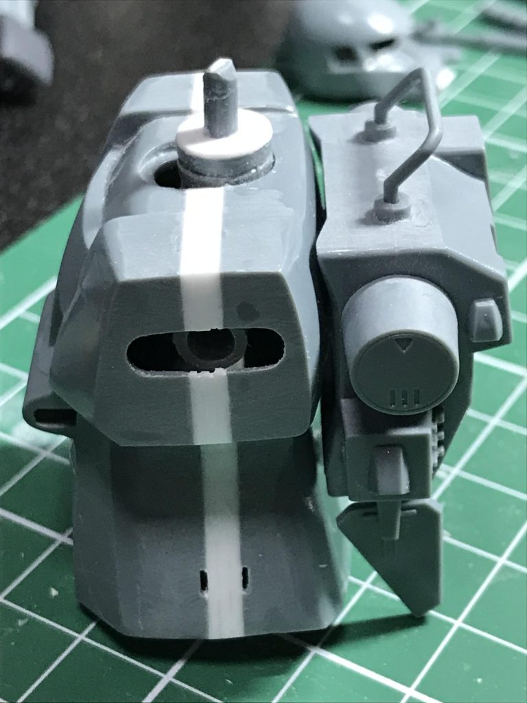 仮組の段階で真っ先に感じたのが胴体の薄さでした。プラ板で延長しています。