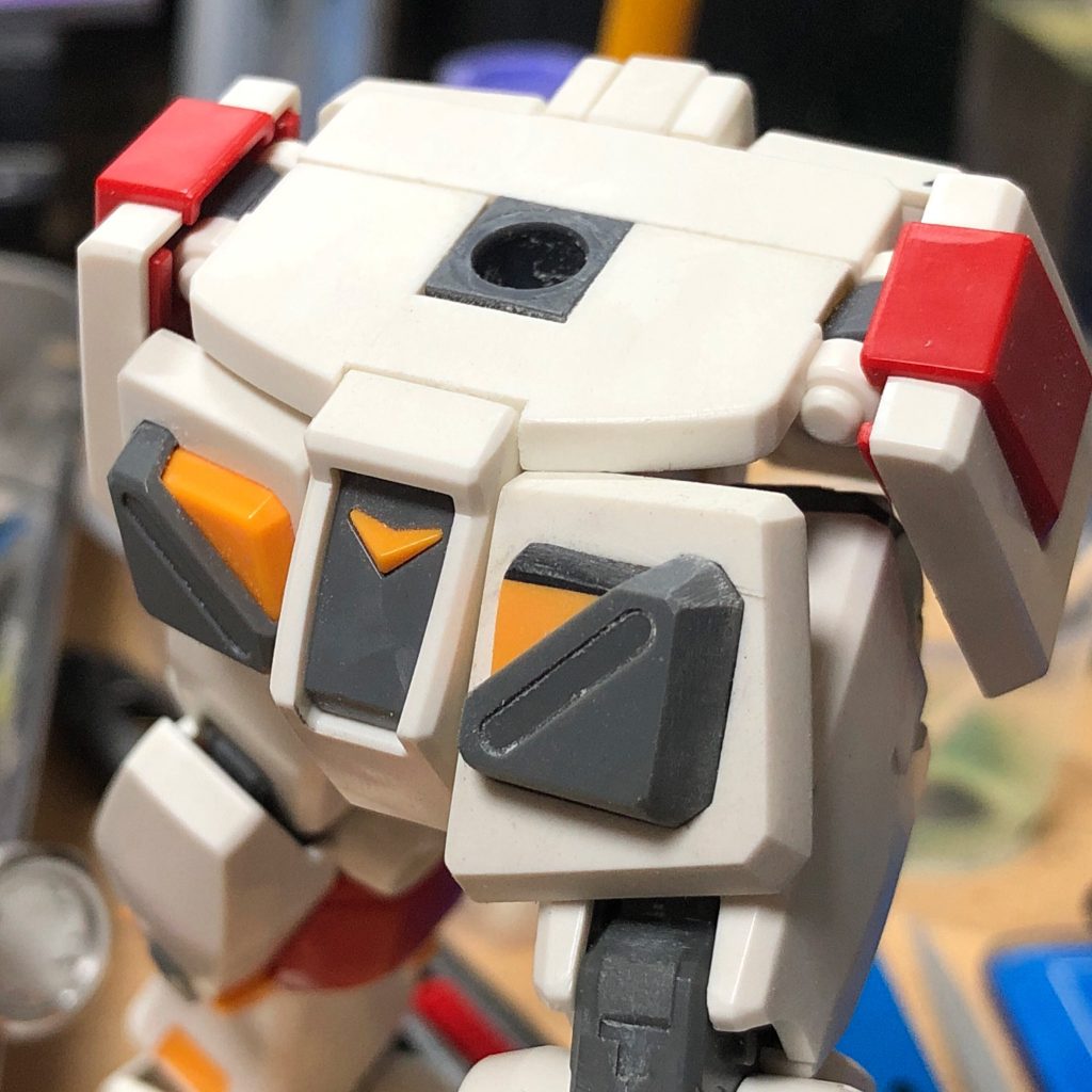 前掛けは、ボールジョイントを削いで、代わりにスプリングを仕込んでいます。