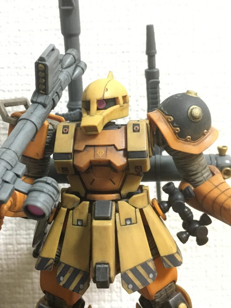 偶然の産物で付属のジオンエンブレムのシールデカールの境界線が汚れて、なんかそれっぽいモールドもどきになってますw