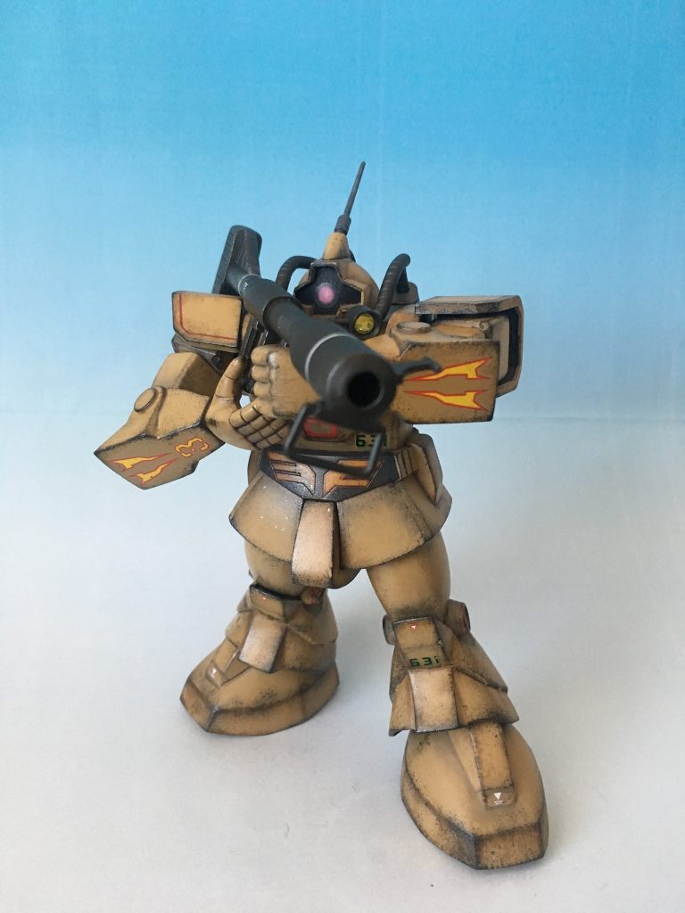 足首のBJ化で接地性は向上。ただ、腕や上半身の可動は少なく、バズーガ構えるポーズはこれがやっとですね。