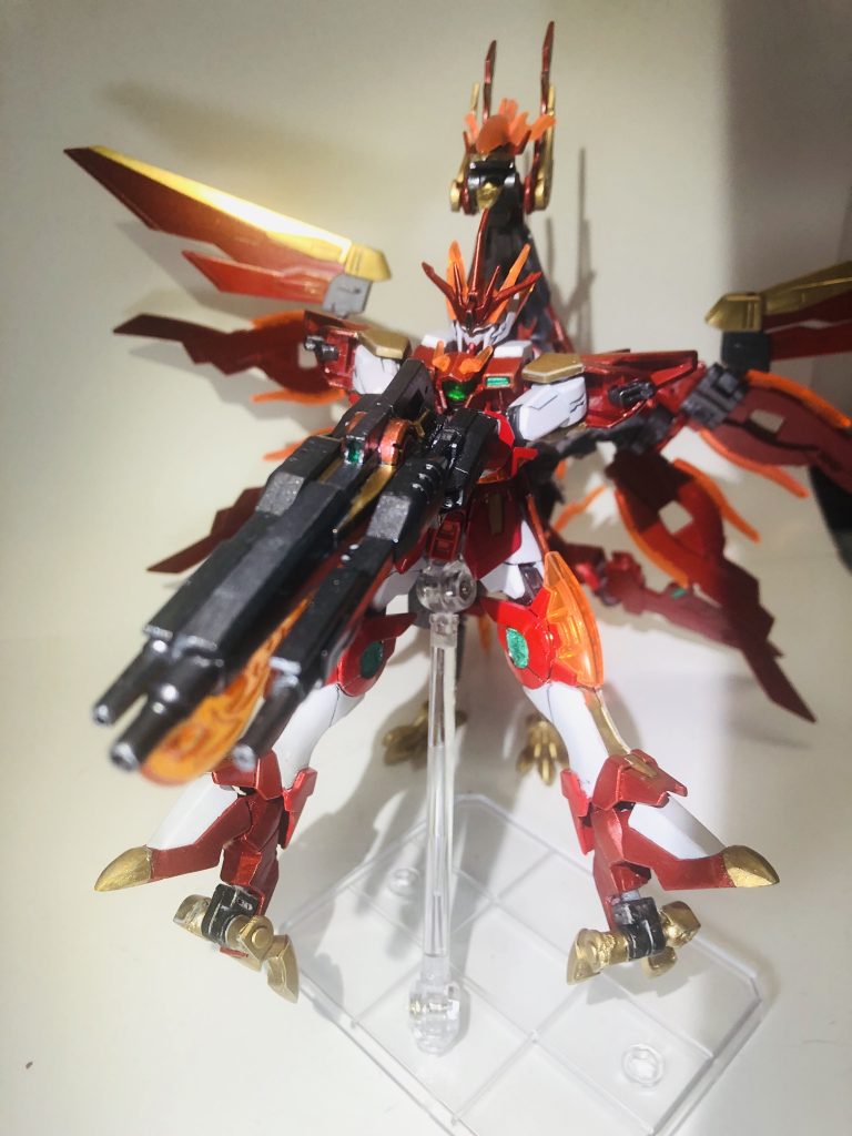 *トリプルバスターライフル「グレンノホノオ」*
バスターライフルを3本同時に撃つ、超絶火器。
エネルギー消費が甚大で通常は使えないが、鳳凰の供給量によって初めて使用可能となる。
ギミック1つ目。
元がウイングですし、バスターライフルはやっぱり外せない。あのポーズも必須ですよね。
3本は無茶な設定ですけどねw