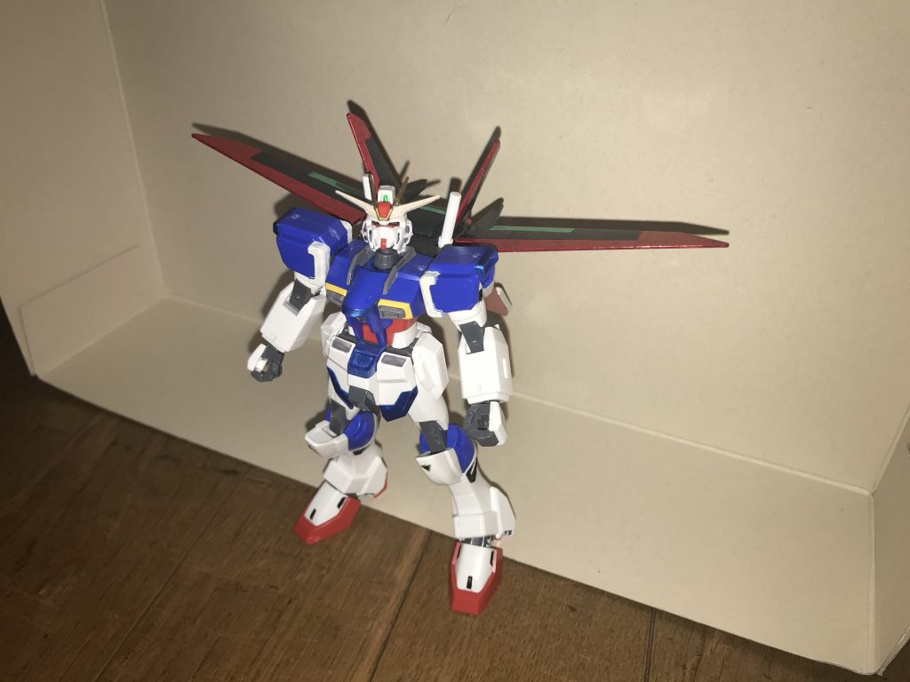 このガンプラは、旧HGフォースインパルスガンダムをベースにしつつ、黄色だった部分の大半をゴールドに塗装し、水色の部分を全てメタブルーに塗装しています。さらに、フォースシルエットのウイング後部とスラスター周りの一部に、アイグリーン塗装を施しました。加えて、HGガンダムエクシアリペアⅡのGNソード改を、接続部を加工した上で、最強の武器として装備させています。今回の塗装と独自設定には、仮面ライダーW サイクロンジョーカーエクストリームを最大のオマージュ・モチーフにしつつ、仮面ライダーエグゼイド ムテキゲーマーや仮面ライダーブレイド キングフォームなど最強フォーム、他にも主人公に相応しい特徴など、良い所尽くしと言えるでしょう…。さらに、機動武闘伝Gガンダムが由来となる「アルティメット細胞」の設定にも、独自の設定を加えてみました。DG細胞とは違う力として扱う事で、よりヒロイックにインパルスガンダムを進化させる事ができました…！それほどに、インパルスガンダムがお気に入りに選んだからこそ、この作品が完成したのだろうと思います…！