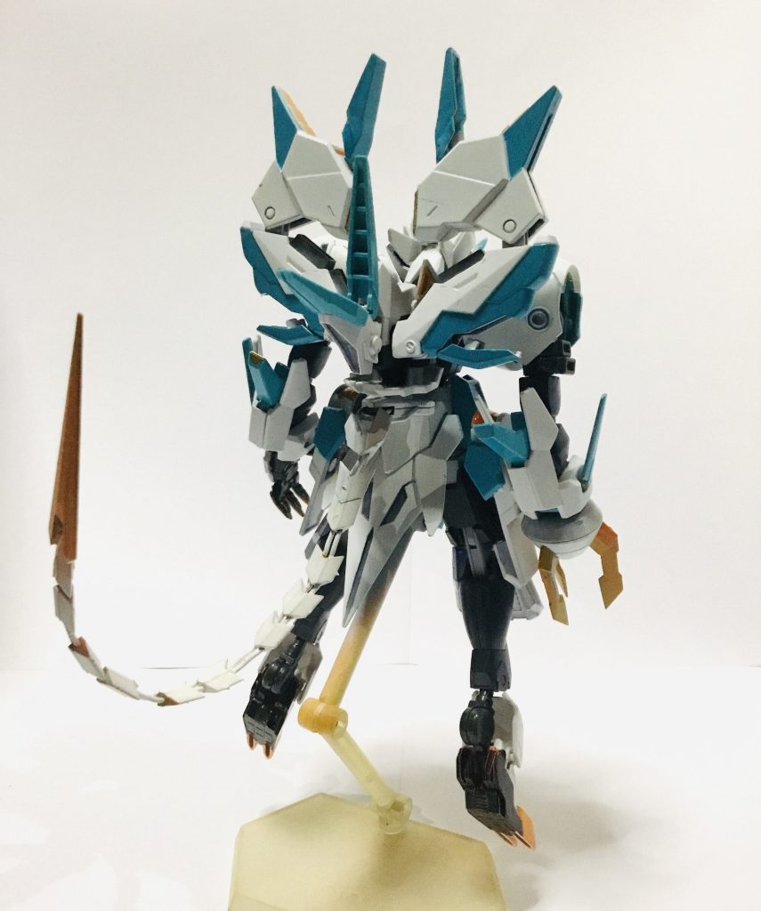 背面 バックパックは支援機として分離可能です。(写真忘れました!)
シュバルツリッターとHi-νから拝借。
テールソードはMSGビーストソードを使いました