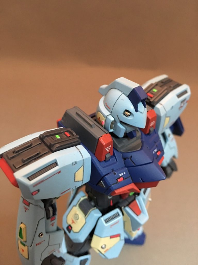 肩上部には、プラ材でディテール追加しました。
チョット地味だな、反省。
頭の合わせめはこの後、消しました。