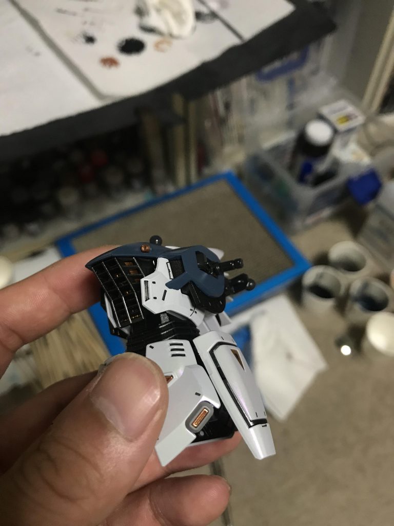 ガイヤノーツのプリズムパープルグリーン仕上げです。胸部を光らせるとカッコいい…