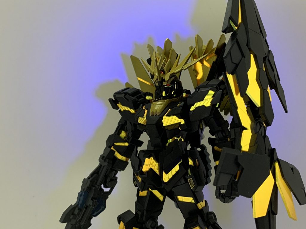 サイコフレームがブラックライト で光ります。