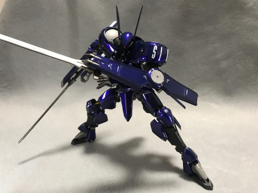 ヴァルキリアブレードはアイアンな感じに塗りました。
機体色にもバッチリ合ったなかなと。
また、肩アーマーにも「SIKA」のデカール貼ってます。

「あの〜、自分マクギリスさんと関係ないんで。ほら肩にも「SIKA」って書いてるでしょ？色も違うし」ってヴィダールに追い回された時に言った妄想。