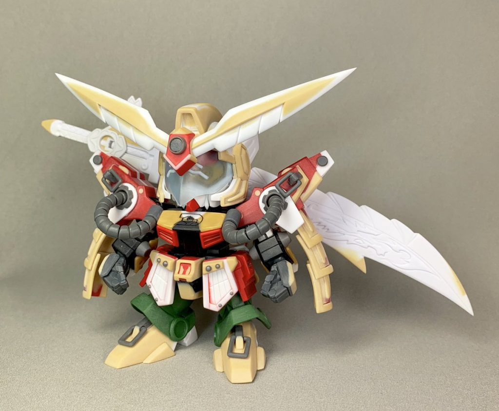 前面　基本LGBB武者をベースに盛りつけしてます、足は形状が近いLGBB殺駆頭を使用 角飾りは好みで大きめに作りました。肩パイプがひたすらに稼働を阻害するので見た目重視に振り切ってパイプパーツを全て角度をつけて削り、隙間を無くしました。烈龍刀は先端化とモールドを掘り直し、持ち手の形状変更をしています。