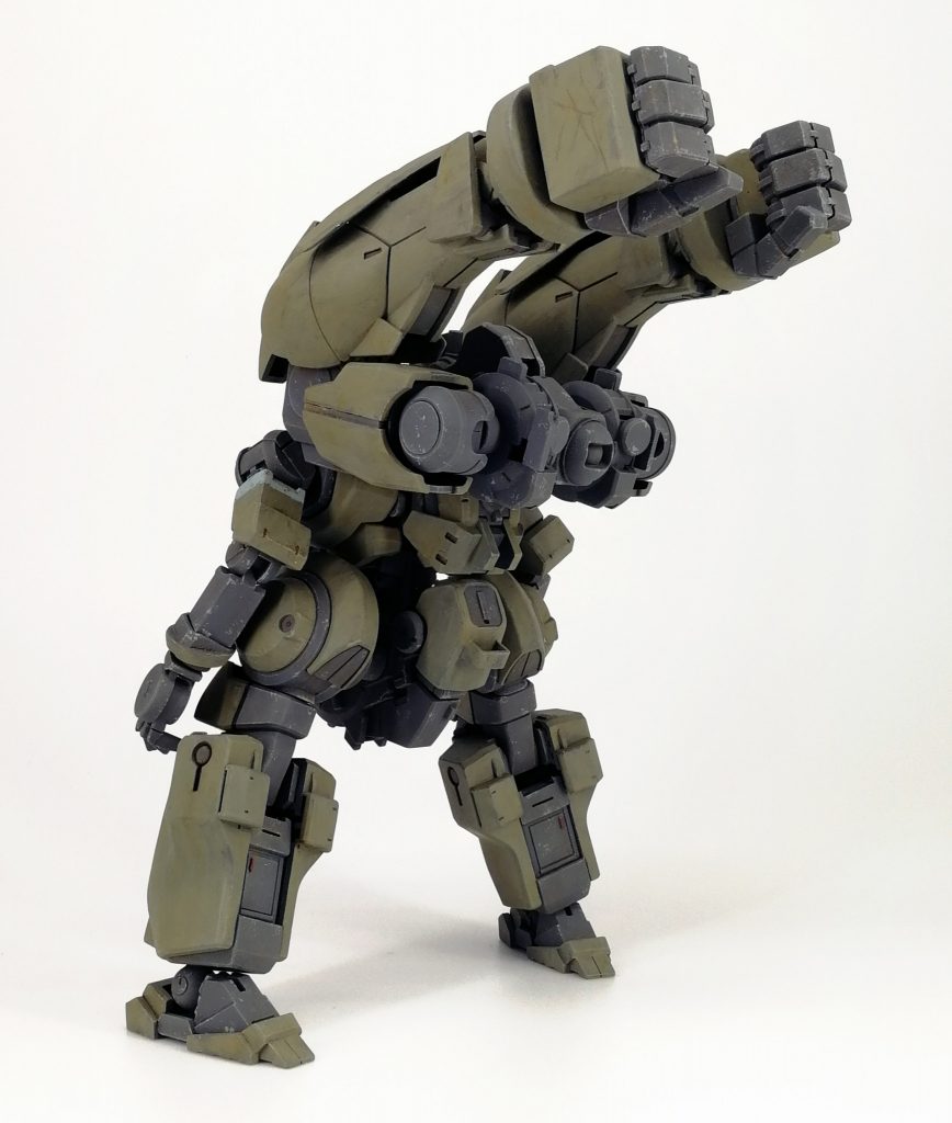 塗装は下地にメカサフヘヴィを塗って全体にドライブラシ、チッピングと軽いウォッシング。
一旦コートして各装甲をファレホを筆塗り。
AK236 ウォッシャブル添加剤を使用してエッジを控えめに剥がしています。
その後各ウェザリング塗料や油絵具で汚して仕上げました。
左腕の青いのは登録識別証みたいな感じ。