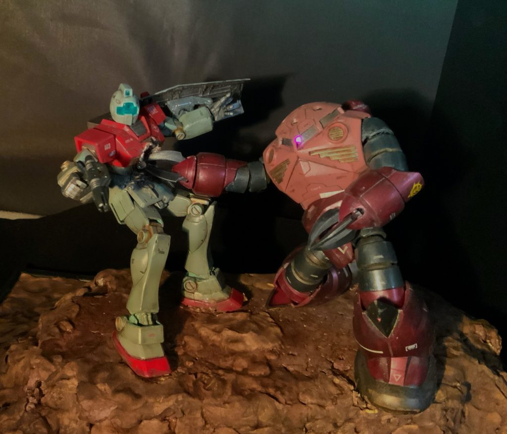 シャアズゴック700円、ジム700円、A4フォトフレーム110円 その他は全て前に使ったありモノを使用しました。ほぼ100均の紙粘土と絵具、綿などです。
後は、手塗りで全塗装と合わせ目消し、ウェザリング等で仕上げました。