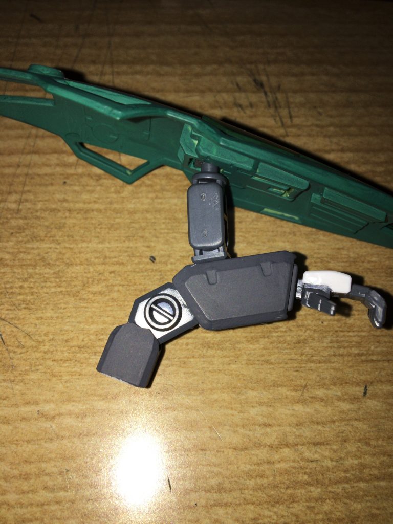 どうしてもシールドを装備したい…でも肩のパーツが邪魔で上手く装備出来ない…色々考えサブアームを流用し装備させることに成功しました。サブアームのおかげで角度や位置など自在に動かせます