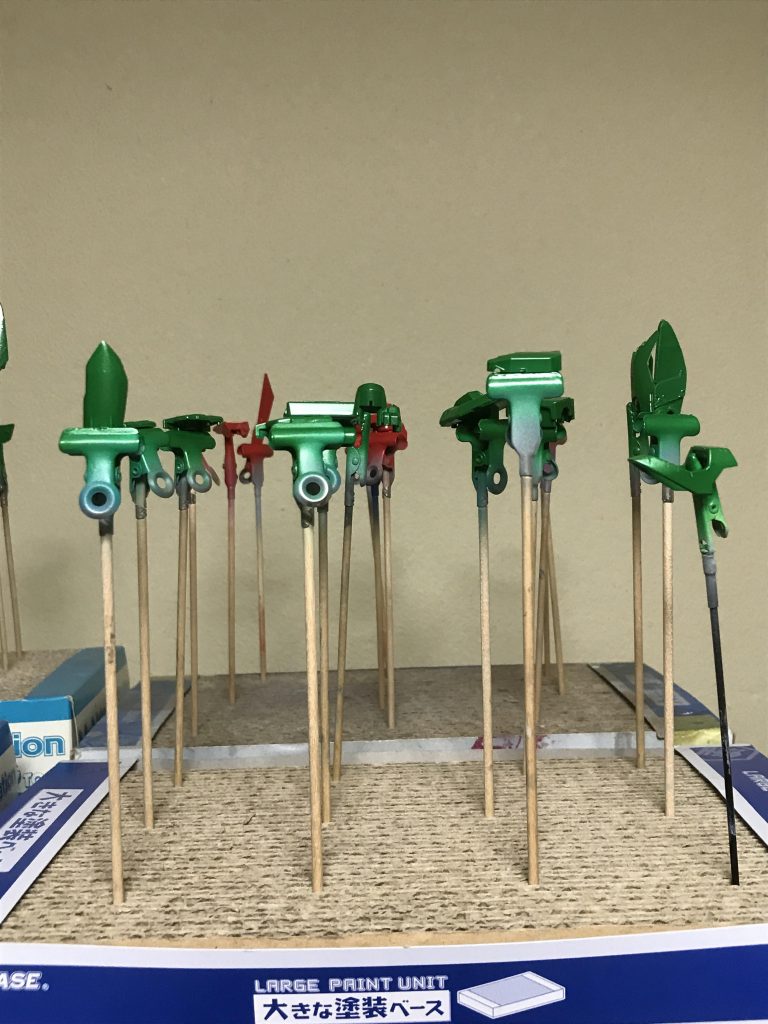 ウイングガンダムの本体の
グリーン塗装の塗料は
メタリックグリーンを 少々 グリーン塗料に
入れました。