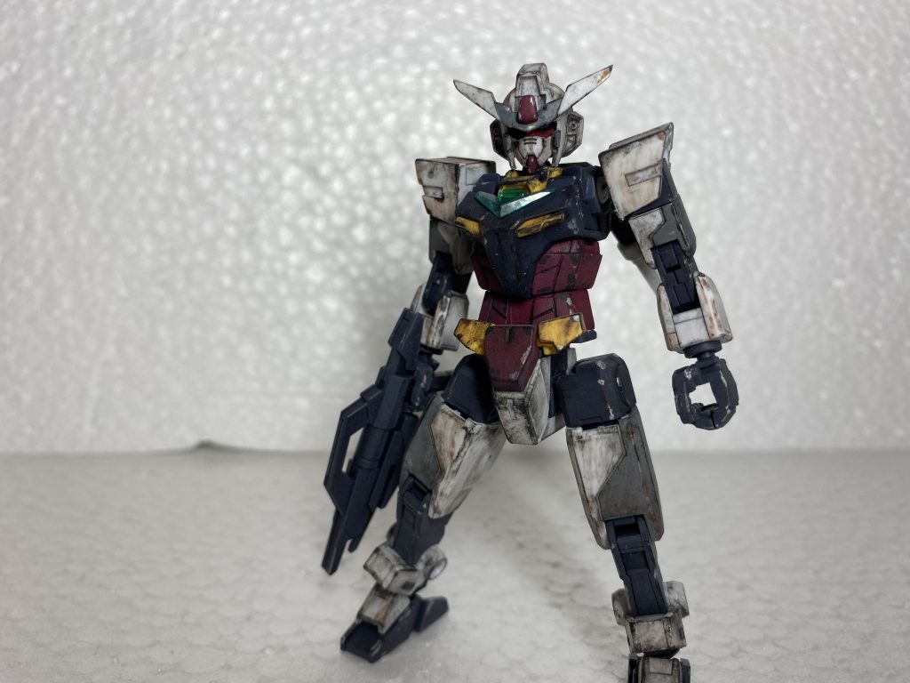 色分けはスジボリで色分けの境界線を引き、白が寂しい印象を受けたので差し色で灰色(タイヤブラック+白)を塗りました。
赤の部分も明るいと思ったのでマルーンに変更しました