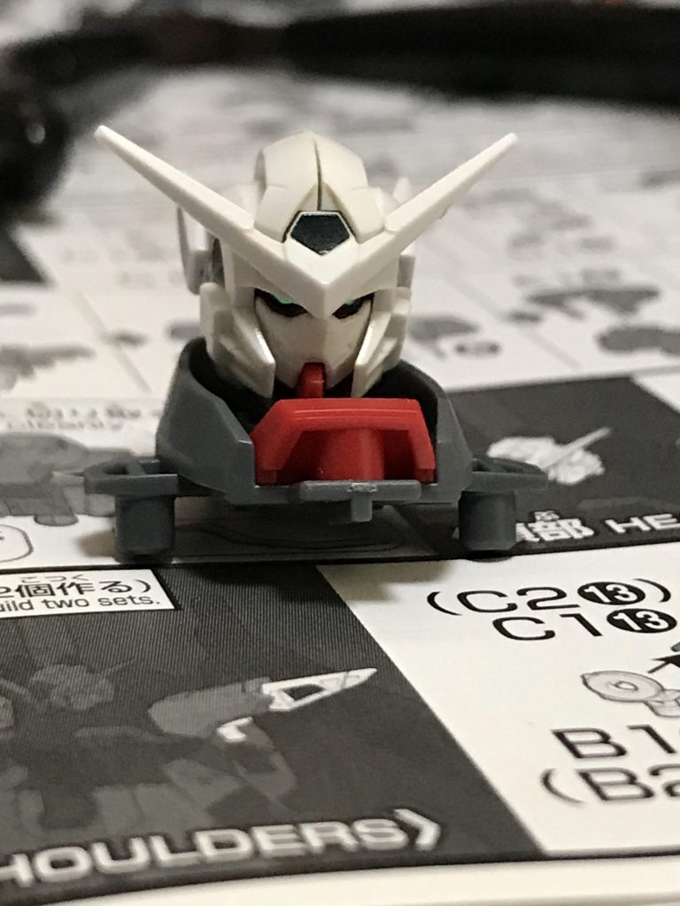 ほぼ10年前から我が家に君臨する使い古したエクシアヘッドくんで首関節の具合をチェックし、新品でも問題無さそうなのを確認。