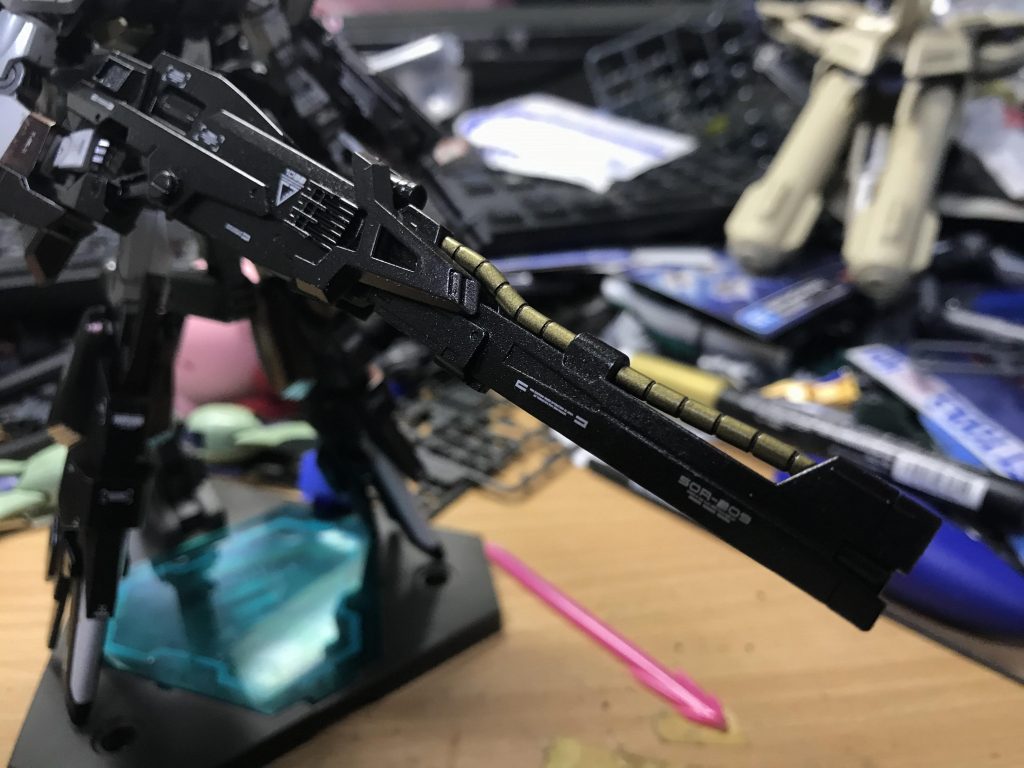 ロングライフル
 サイズの割に火力は一般的なビームライフルより少し高い程度でその分、射程や連射性、安定性を重視している。