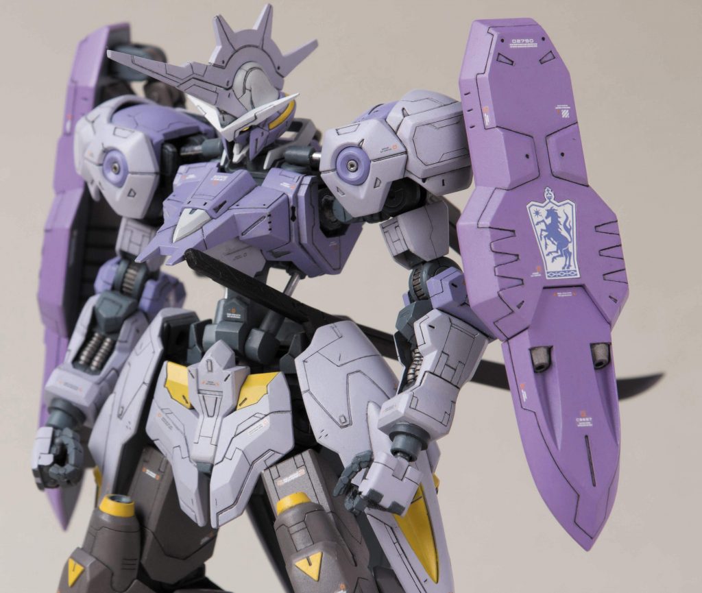 本体もアップで何枚か。元キットのアンテナの形状が好みでなかったのでパテで作りなおしています。フォトショでうっすらカメラアイ光らせてみました。