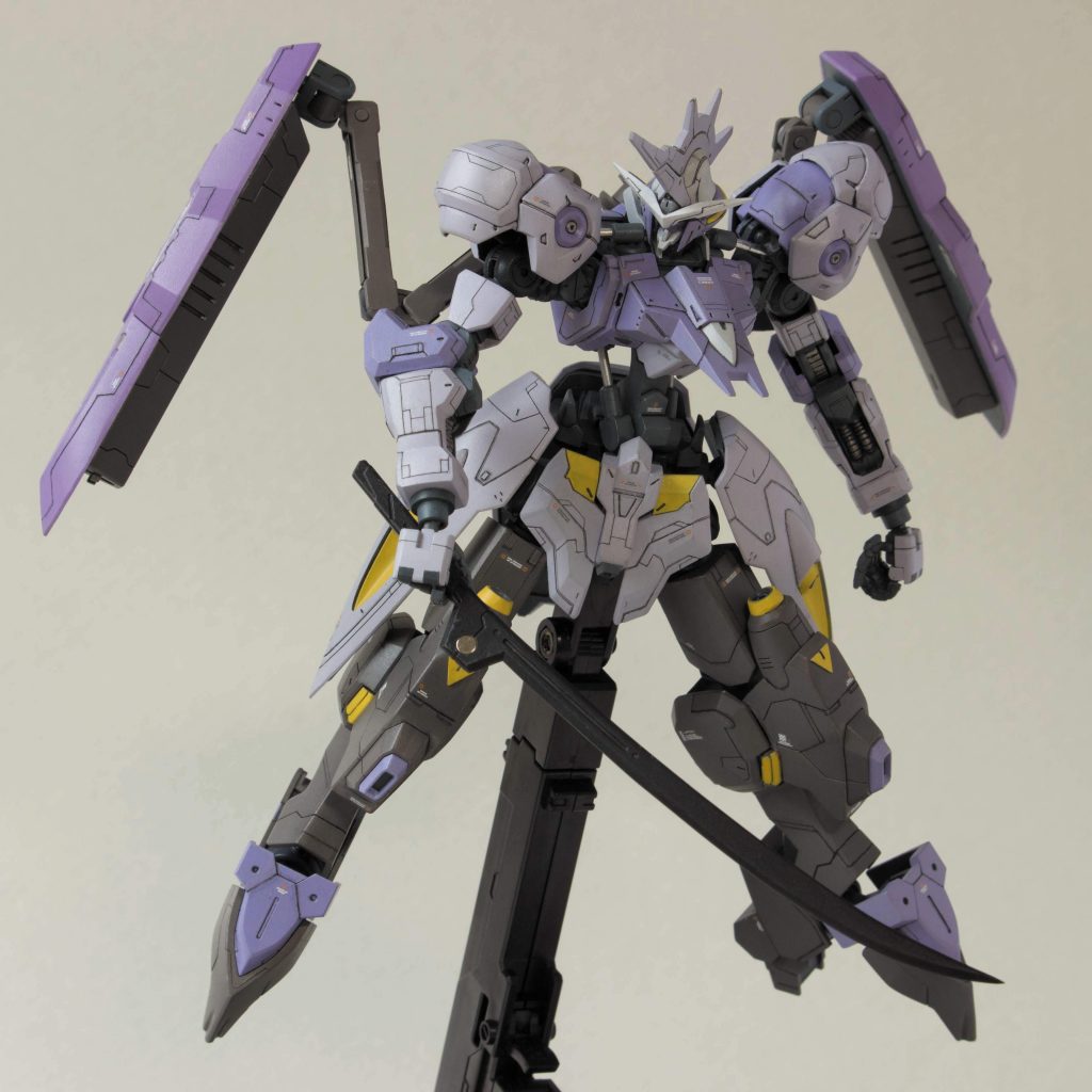 高硬度レアアロイ製の刀。ネオジム磁石でサイドアーマーにマウントできるようにしています。