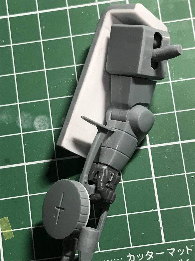 シールド裏にバンダイの刻印が思い切り入っている上にペラペラだったので裏打ちしました。二の腕から先が太いと感じたので約2mm幅を詰めています。ハンドパーツはビルドハンズ丸型を使用しました。